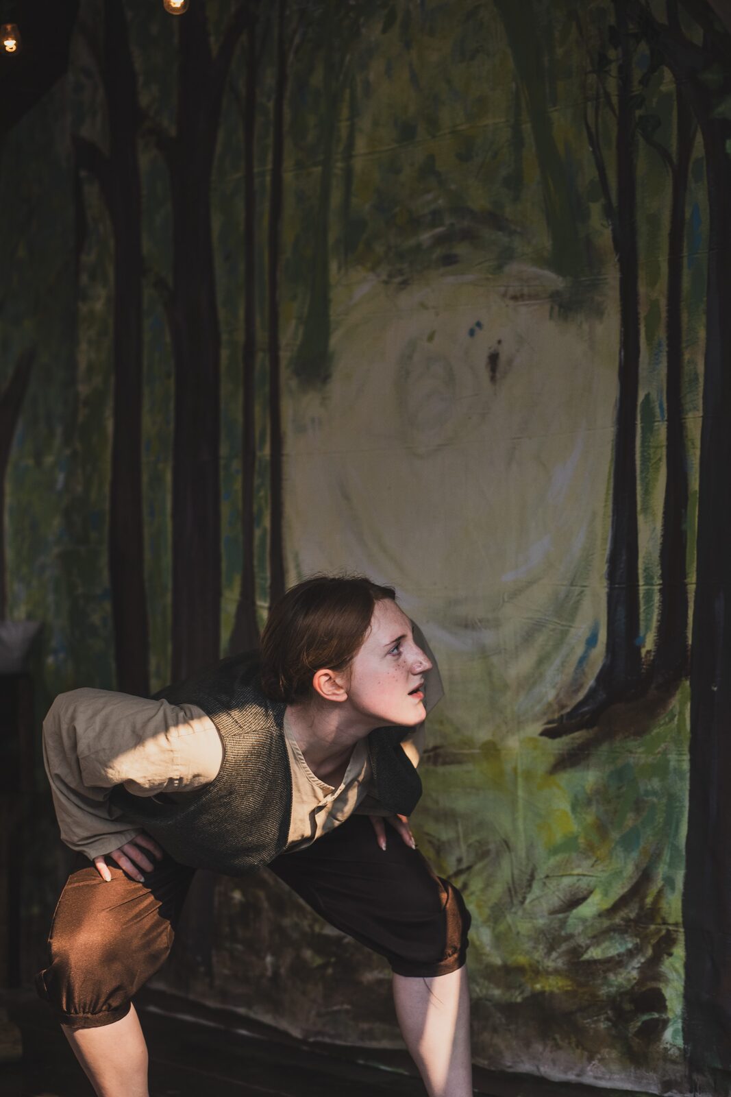 Hansel alone, peering into the dark woods
